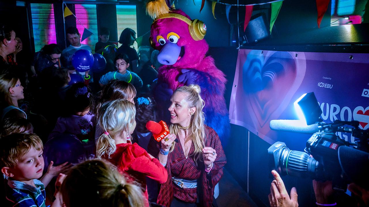 Lilian Klebow zu Besuch bei der großen Kinderdisco, wo Kinder gemeinsam mit ESC-Maskottchen Auri tanzen.
