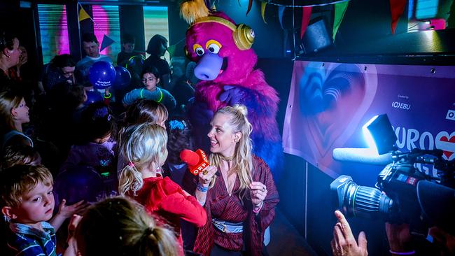 Lilian Klebow zu Besuch bei der großen Kinderdisco, wo Kinder gemeinsam mit ESC-Maskottchen Auri tanzen.