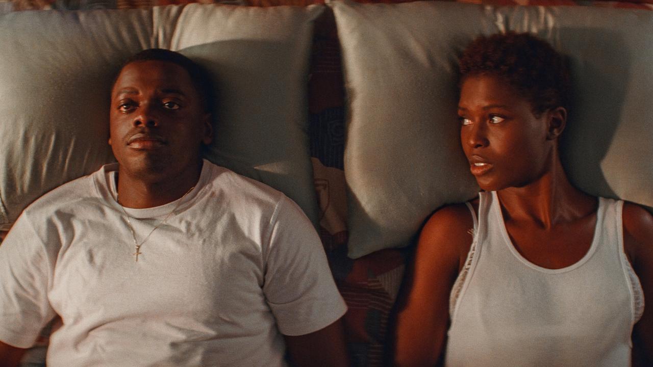 © ORF/Universal Pictures Queen und Slim liegen nebeneinander im Bett, beide in weißen Oberteilen, er mit neutralem, nach oben gerichtetem Blick, sieht ihn von der Seite an