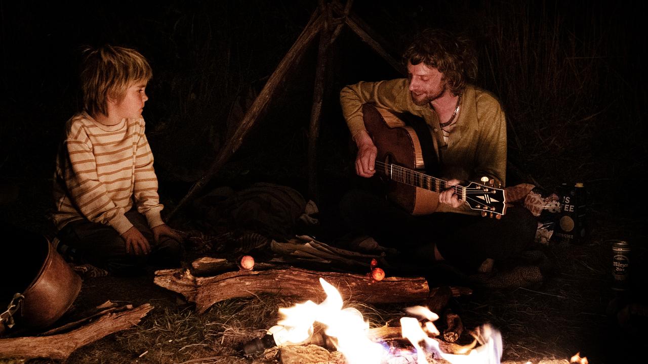 "Rickerl – Musik is höchstens a Hobby": Erich „Rickerl“ Bohacek (Voodoo Jürgens) spielt Dominik (Ben Winkler) einen Song vor.