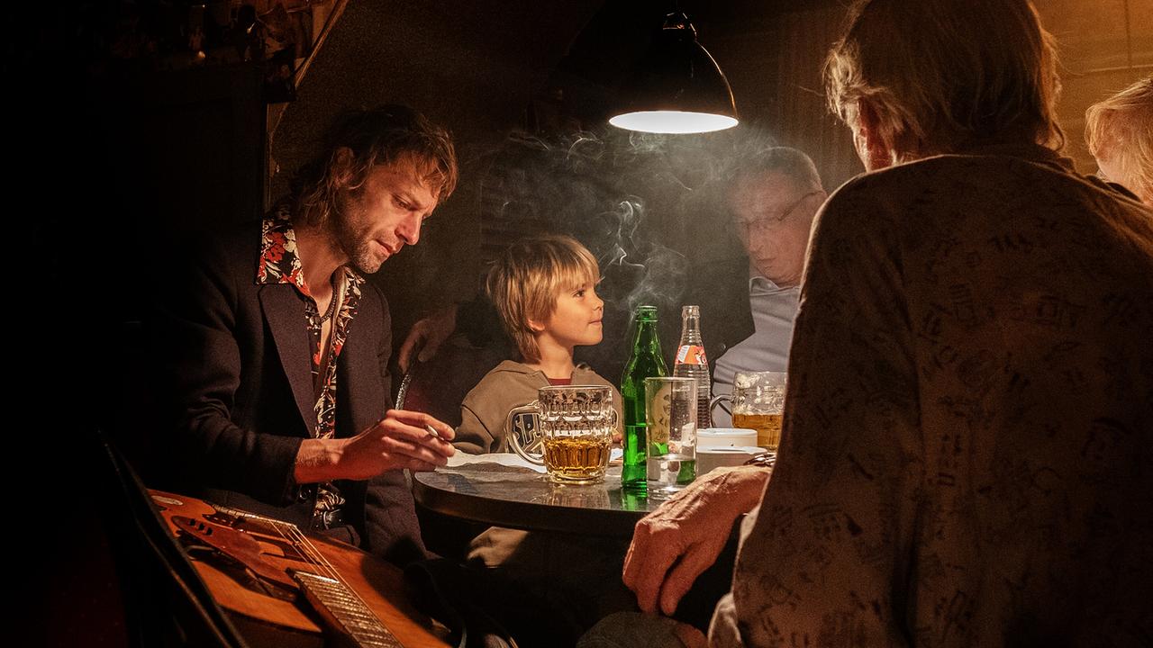 "Rickerl – Musik is höchstens a Hobby": Erich „Rickerl“ Bohacek (Voodoo Jürgens) sitzt mit seinem Sohn Dominik (Ben Winkler) und Heinzi (Ronald Seboth) am Stammtisch und schreibt einen Songtext.