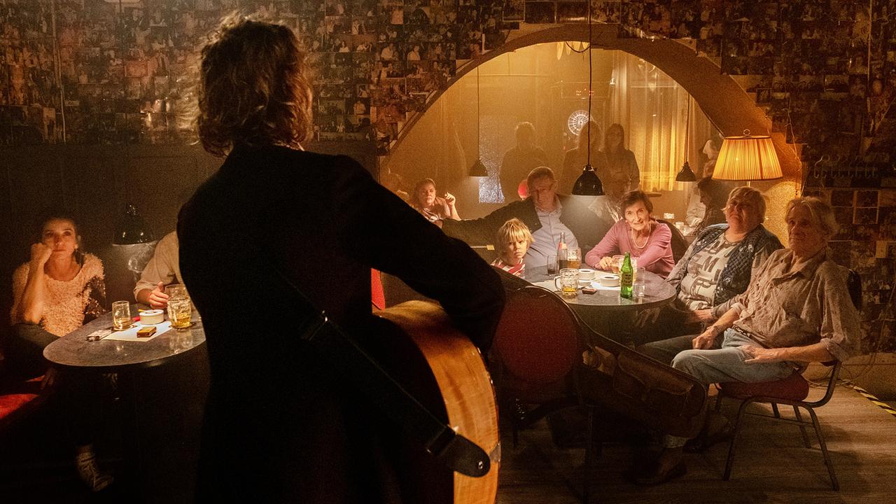 "Rickerl – Musik is höchstens a Hobby": Erich „Rickerl“ Bohacek (Voodoo Jürgens) spielt in der Bar ein Konzert. Dominik (Ben Winkler) und der Stammtisch, Heinzi (Ronald Seboth), Sylvia (Linde Prolog), Gitti (Edith Hartmann) und Hapo (Clemens Aap Lindenberg), sehen gespannt zu.