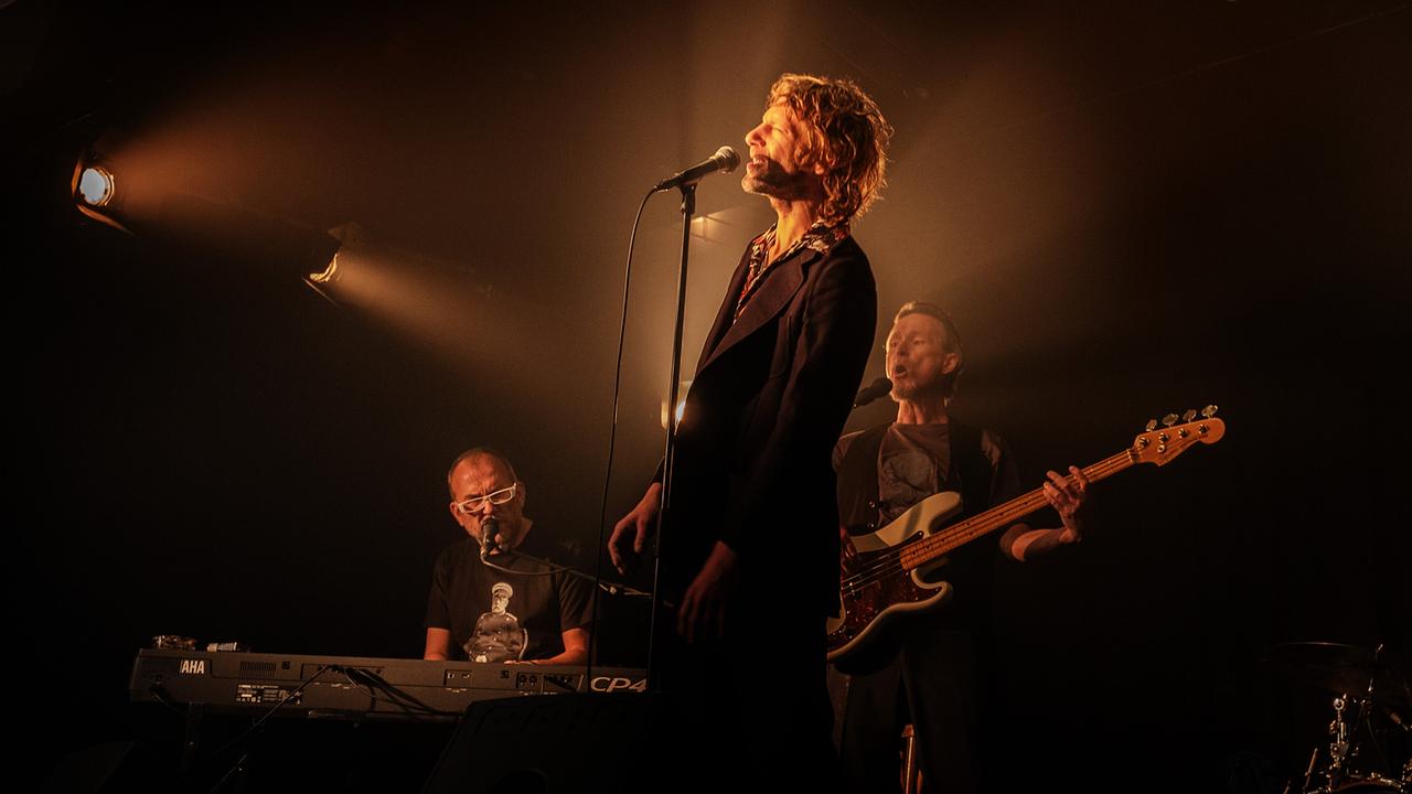 "Rickerl – Musik is höchstens a Hobby": Keyboarder (Markus Marageter), Erich „Rickerl“ Bohacek (Voodoo Juergens) und Bassist (Klaus Kircher) spielen bei einer Hochzeit.