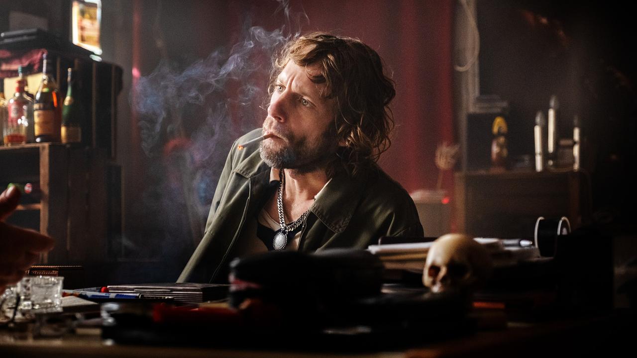 "Rickerl – Musik is höchstens a Hobby": Erich „Rickerl“ Bohacek (Voodoo Jürgens) sitzt bei seinem Manager.