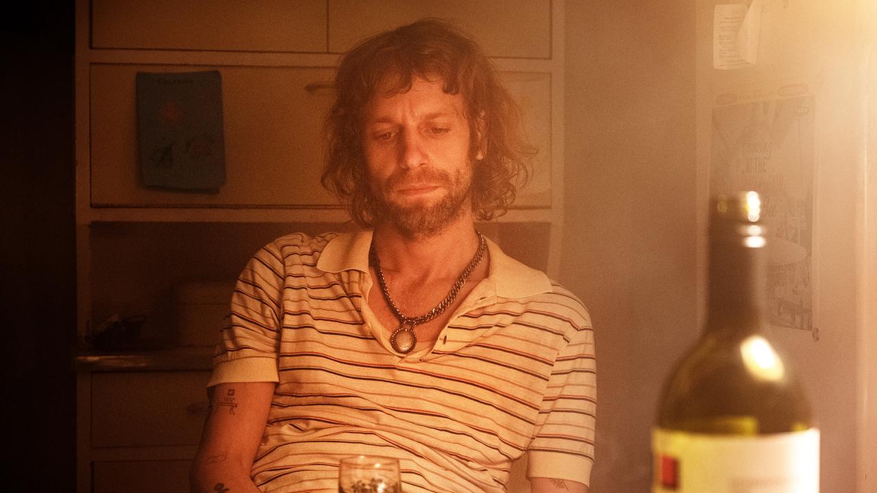 "Rickerl – Musik is höchstens a Hobby": Erich „Rickerl“ Bohacek (Voodoo Juergens) sitzt in der Küche.