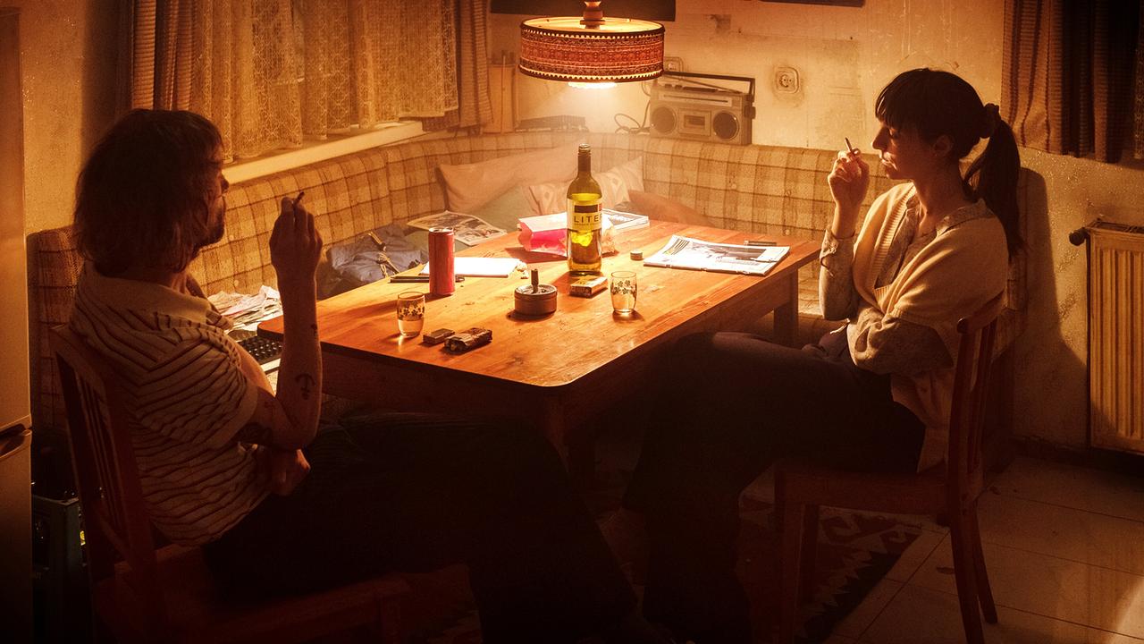 "Rickerl – Musik is höchstens a Hobby": Erich „Rickerl“ Bohacek (Voodoo Jürgens) sitzt mit seiner Ex Viki (Agnes Hausmann) in der Küche und sie sprechen über ihren Sohn.