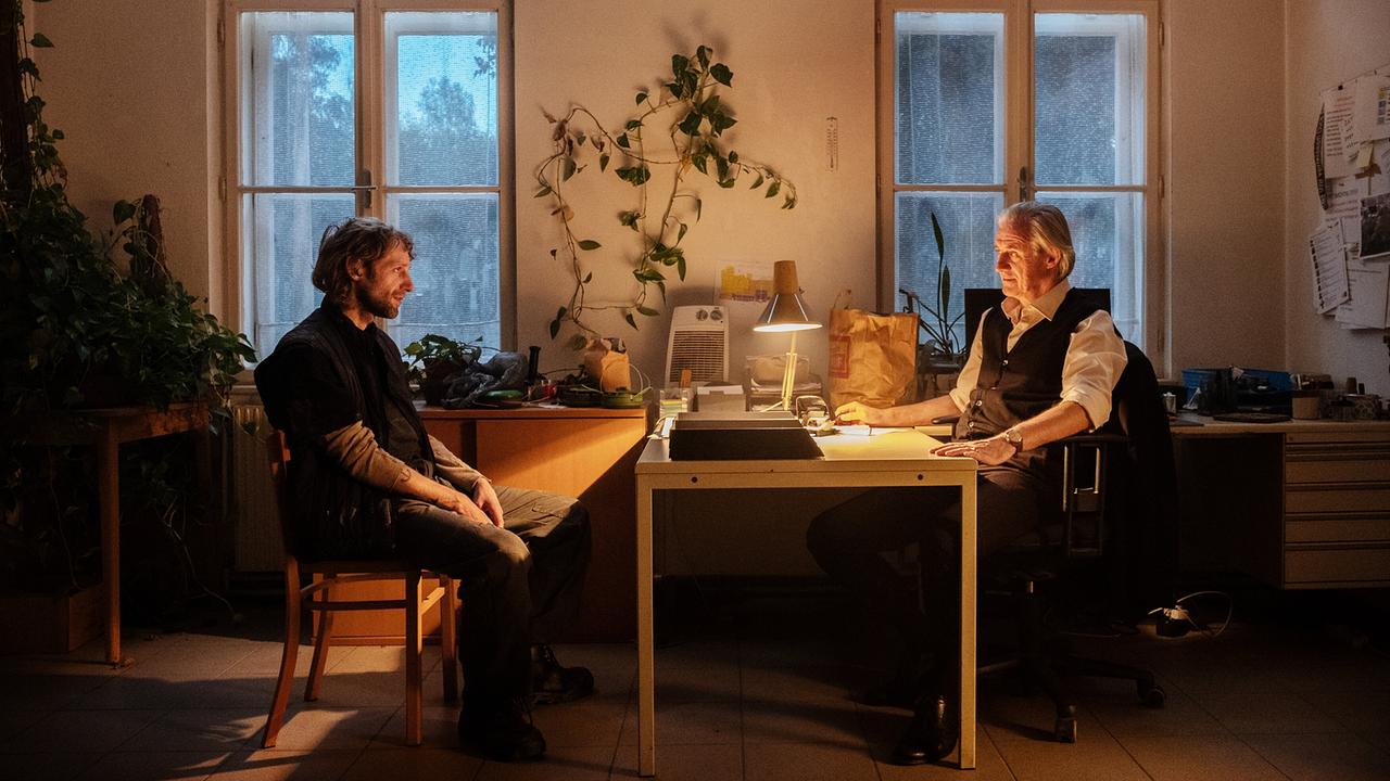"Rickerl – Musik is höchstens a Hobby": Erich „Rickerl“ Bohacek (Voodoo Jürgens) wird vom Friedhofschef (Joseph Lorenz) gefeuert.