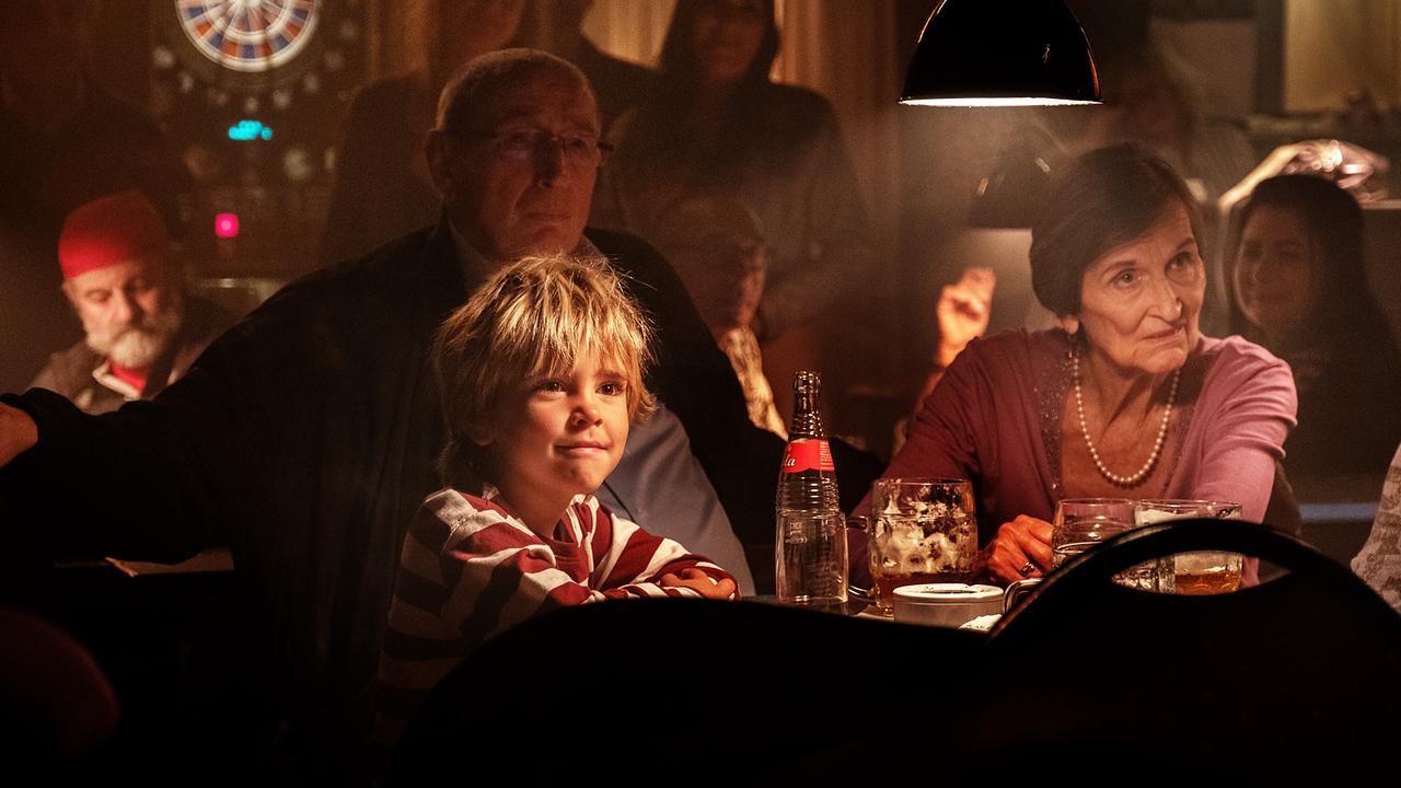 "Rickerl – Musik is höchstens a Hobby": Dominik (Ben Winkler) sieht mit Heinzi (Ronald Seboth) und Sylvia (Linde Prolog) bei Rickerls Konzert zu.