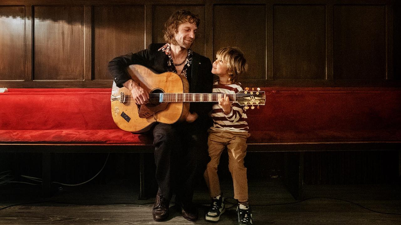 "Rickerl – Musik is höchstens a Hobby": Voodoo Jürgens (Erich „Rickerl“ Bohacek), Ben Winkler (Dominik)