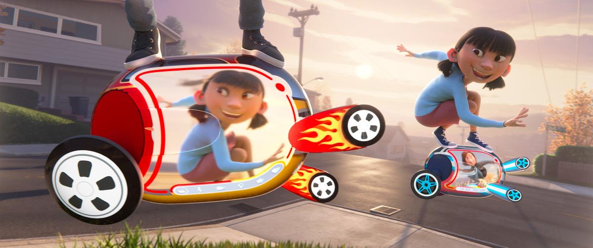 © ORF/Disney/Locksmith Animation Zwei Kinder fahren auf ihren bunten Robotern die Straße hinunter, auf den Bildschirmen der Super-Spielzeugen übertragen die Roboter gleich die abenteuerlichen Erlebnisse der Kinder
