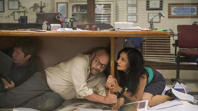 © ORF/Tele München/Warner Im Bild: Paul Giamatti (Lawrence), Archie Panjabi (Serena).