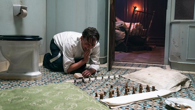 © ORF/Dor Film/© STUDIOCANAL/Walker+Worm Film /Julia Terjung Bartok (Oliver Masucci) ist weiterhin in Haft, kniet neben einer Toilette und spielt auf dem Badezimmerboden mit improvisierten Figuren Schach.