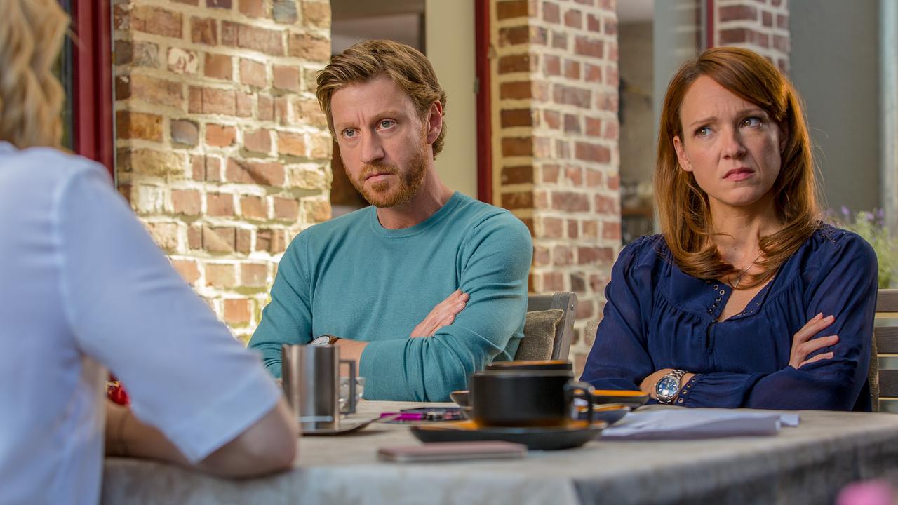 © ORF/TELEPOOL/ConradFilm/Bavaria Film/Tom Trambow Im Bild: Marc (Maxim Mehmet) und Toni (Carolin Kebekus) erklären, dass sie sich scheiden lassen wollen.