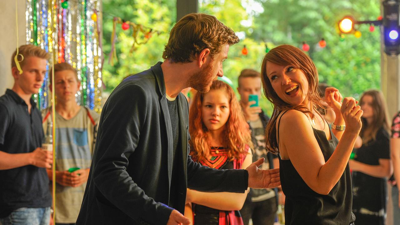 © ORF/TELEPOOL/ConradFilm/Bavaria Film/Bernd Spauke Im Bild: Marc (Maxim Mehmet) versucht die betrunkene Toni (Carolin Kebekus) nach Hause zu bringen.