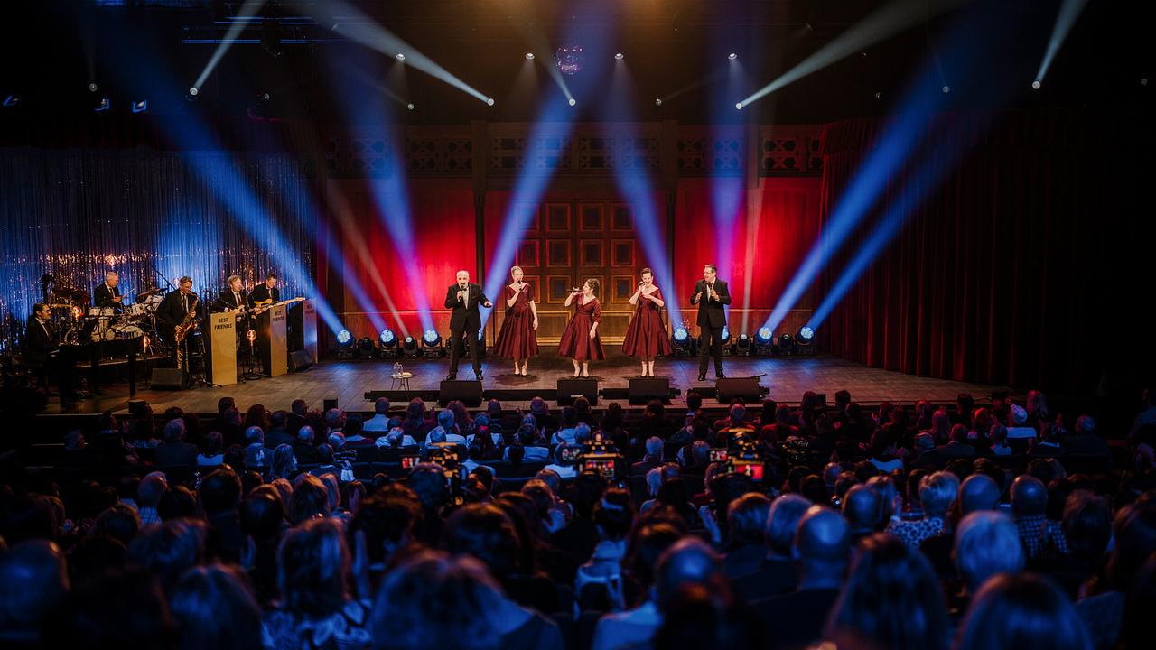 Schlageranfall mit Niavarani und Gernot: Michael Niavarani, Jenny Frankl, Ariana Schirasi-Fard, Katharina Dorian und Viktor Gernot