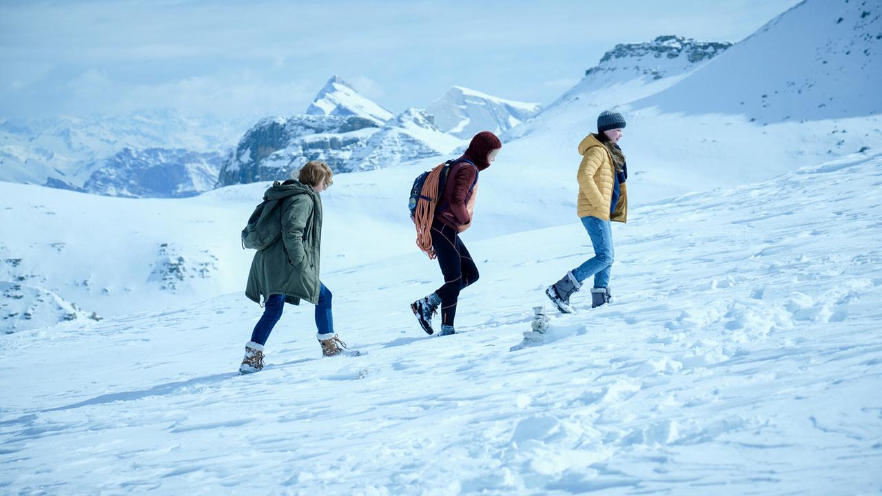 "Schnee - Folge 2": Lucia (Brigitte Hobmeier), Valentina (Marie-Luise Stockinger) und Alma (Laeni Geiseler) am Muttstein.