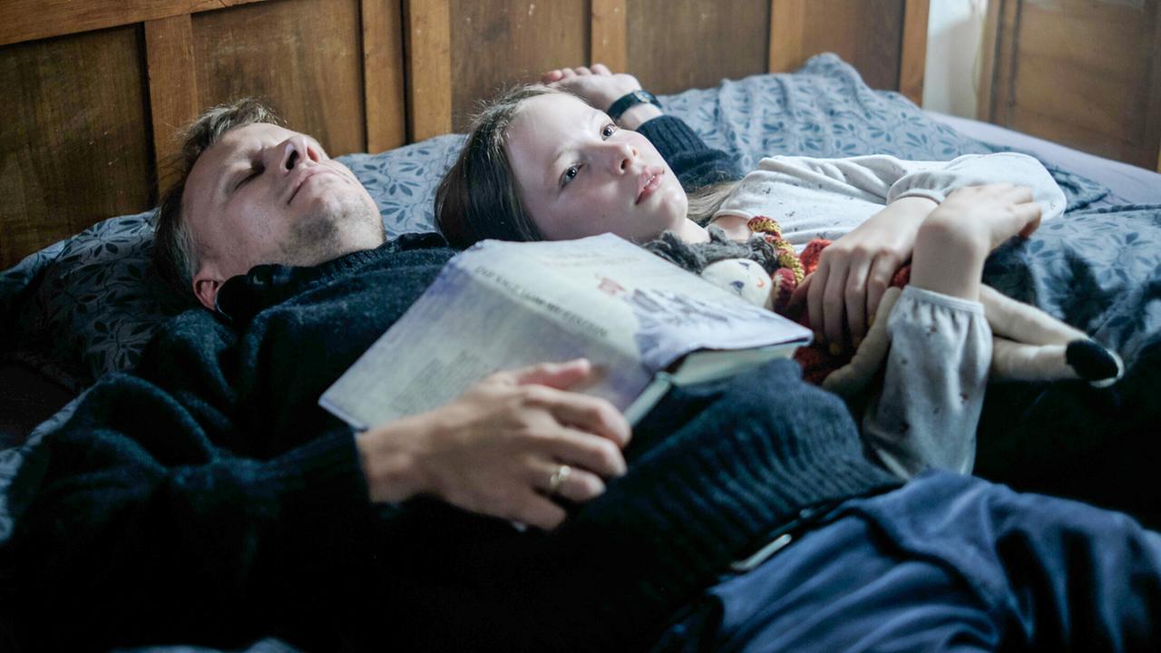 "Schnee - Folge 2": Matthi (Robert Stadlober) ist neben Alma (Laeni Geiseler) im Bett eingeschlafen.