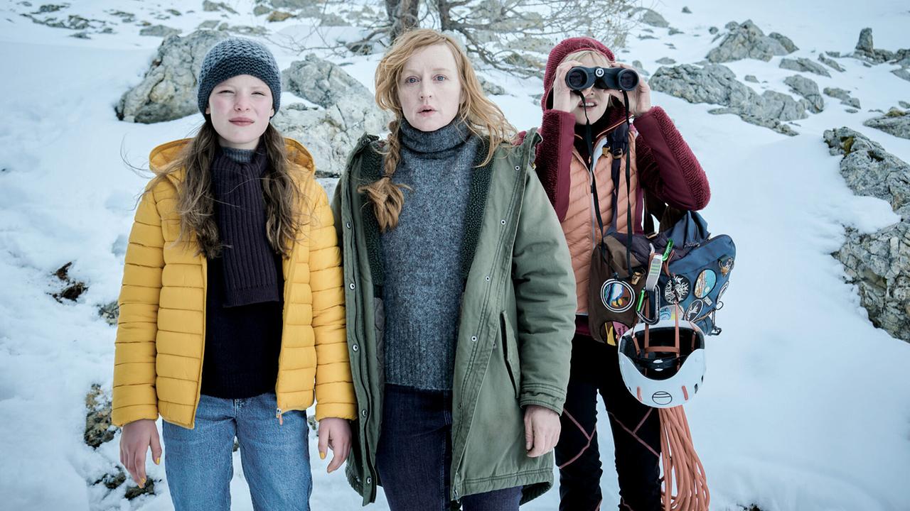 "Schnee - Folge 2": Lucia (Brigitte Hobmeier), Valentina (Marie-Luise Stockinger) und Alma (Laeni Geiseler) suchen am Muttstein nach der Leiche.