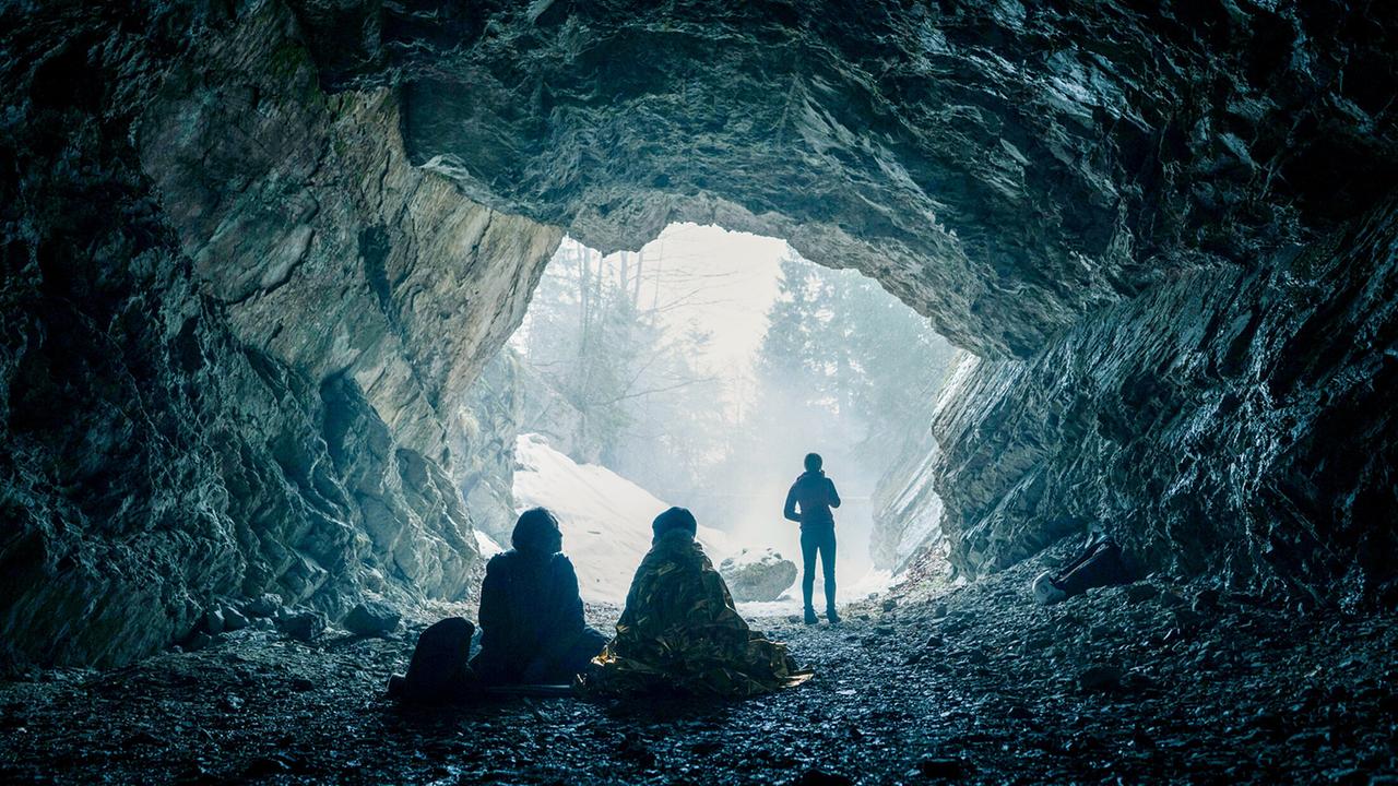 "Schnee - Folge 2": Lucia (Brigitte Hobmeier), Valentina (Marie-Luise Stockinger) und Alma (Laeni Geiseler) in einer Höhle am Muttstein.