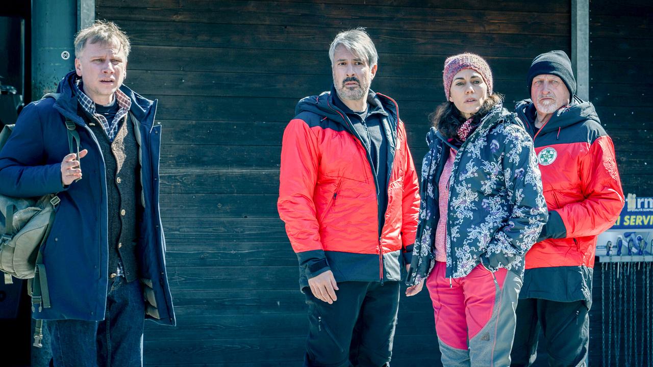 "Schnee - Folge 4": Matthi (Robert Stadlober) mit Toni (Katrin Lux), Benedikt (Lukas Spisser) und Georg Amberger (Oliver Pezzi) an der Gondel