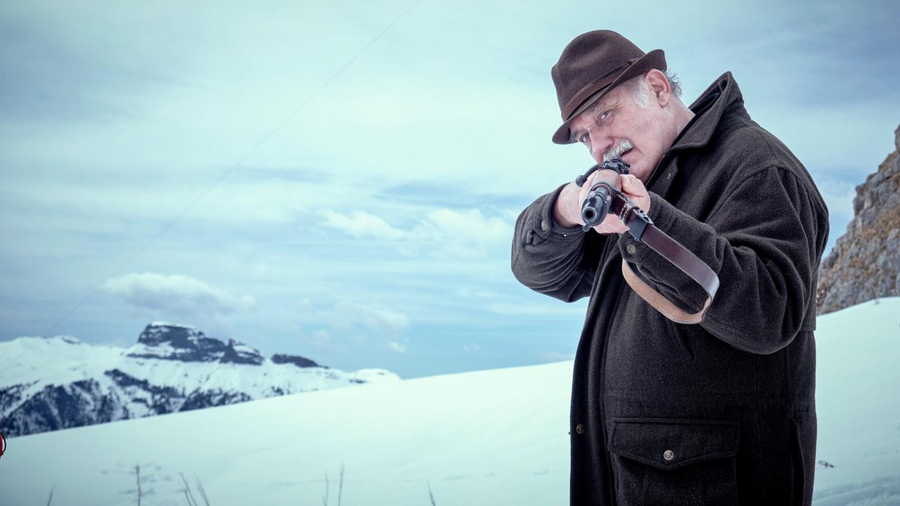 "Schnee - Folge 5": Bruno (Karl Fischer) zielt mit dem Gewehr.