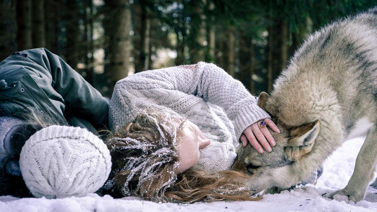 "Schnee - Folge 6": Der Wolf versucht Lucia (Brigitte Hobmeier) und Alma (Laeni Geiseler) vor dem Erfrieren zu retten.