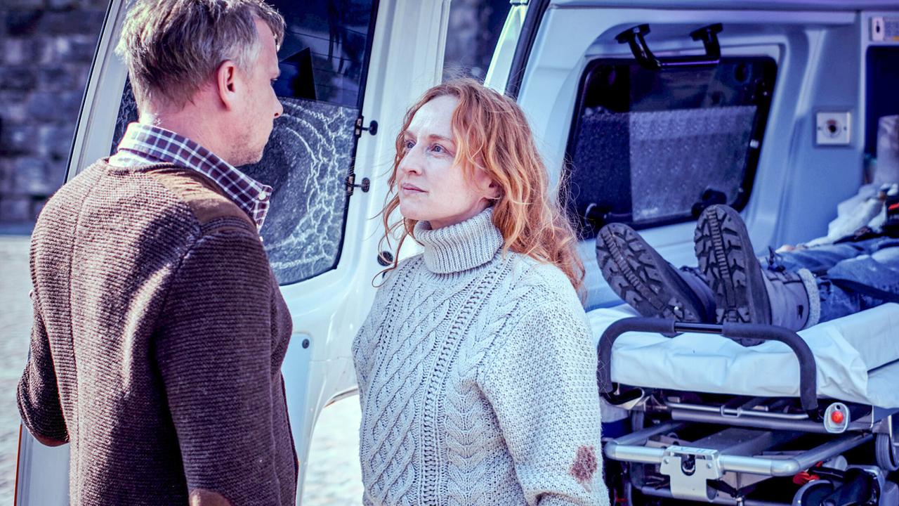 "Schnee - Folge 6": Lucia (Brigitte Hobmeier) mit Matthi (Robert Stadlober) vor dem Rettungswagen