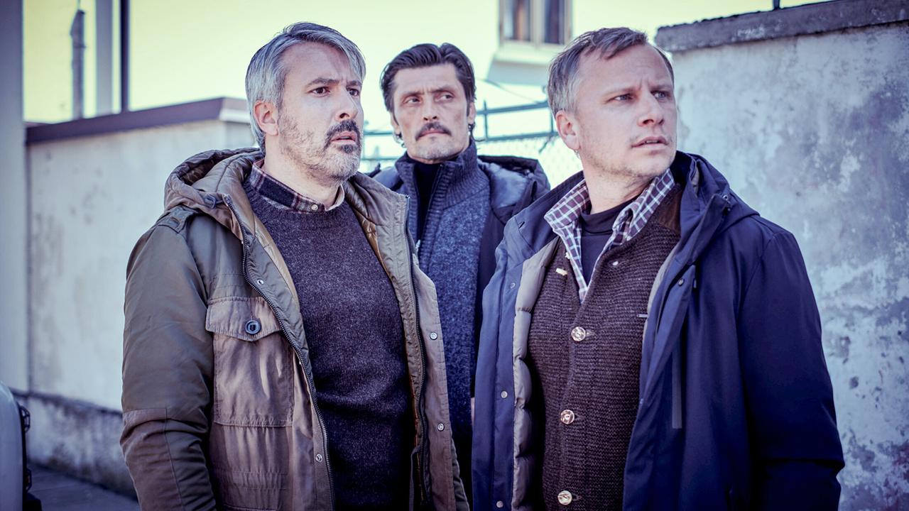 "Schnee - Folge 6": Benedikt (Lukas Spisser), Prochazka (Stipe Erceg) und Matthi (Robert Stadlober) am Dorfplatz