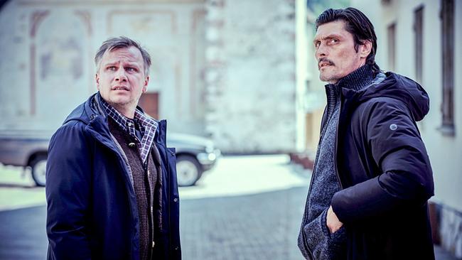 "Schnee - Folge 6": Matthi (Robert Stadlober) und Prochazka (Stipe Erceg) am Dorfplatz