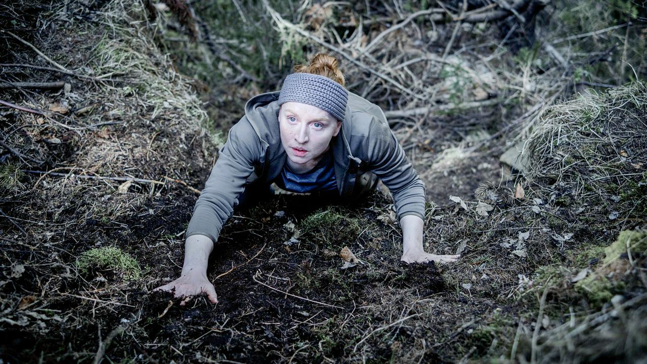 "Schnee - Folge 1": Lucia (Brigitte Hobmeier) im Wald.
