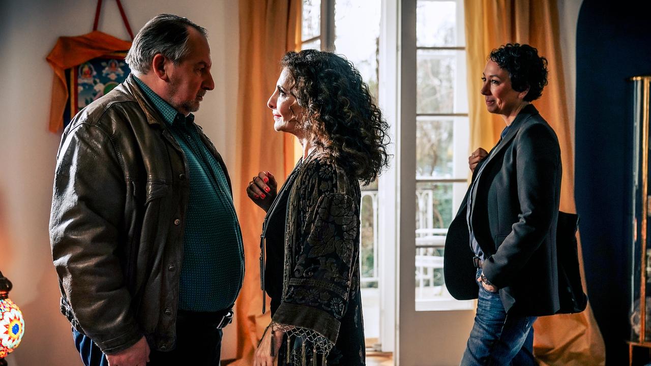 "Schnell ermittelt – Linda van Doren": Wolf Bachofner (Harald Franitschek), Proschat Madani (Linda van Doren), Ursula Strauss (Angelika Schnell)