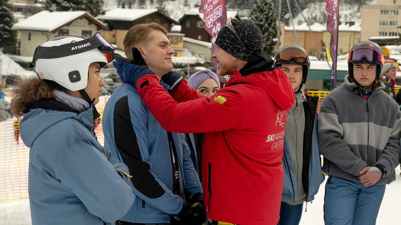 "School of Champions - Folge 10": Luna Mwezi (Nawal Ammann), David-Joel Oberholzer (Bobby Harrer), Marie Theres Müller (Solenn Eden), Simon Hatzl (Stefan Veighofer), Mikka Forcher (Luca Rossi), Moritz Uhl (Georg Stoiber)Luna Mwezi (Nawal Ammann), David-Joel Oberholzer (Bobby Harrer), Marie Theres Müller (Solenn Eden), Simon Hatzl (Stefan Veighofer), Mikka Forcher (Luca Rossi), Moritz Uhl (Georg Stoiber)