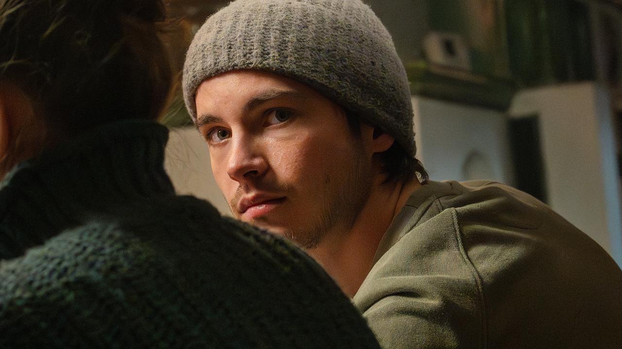 Luca Rossi blickt zu Dani Strobl neben ihm in einem Raum mit Kamin.