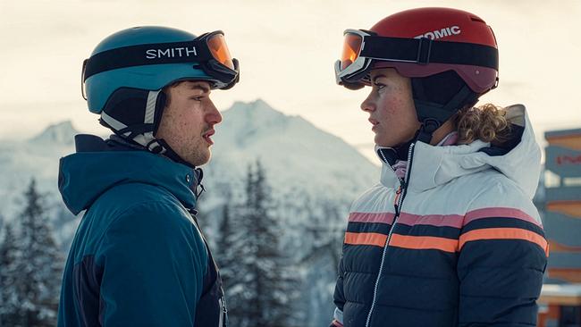 © ORF/BR/Superfilm Nikki Auer und Steffi Strobl in Winterkleidung mit Skihelmen am Kopf stehen sich vor verschneiter Bergkulisse gegenüber.