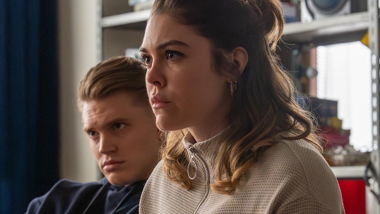 Bobby Harrer und Solenn Eden sitzen nebeneinander in einem Raum und schauen angespannt nach vorne.