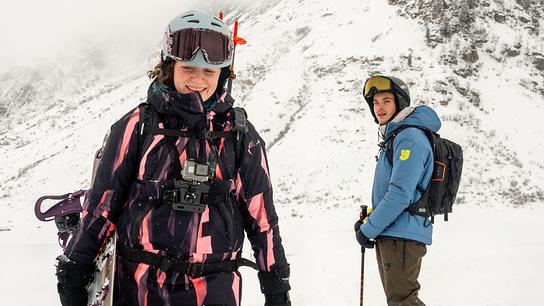 Fabienne und Luca Rossi in Wintersportausrüstung stehen im verschneiten Gelände.