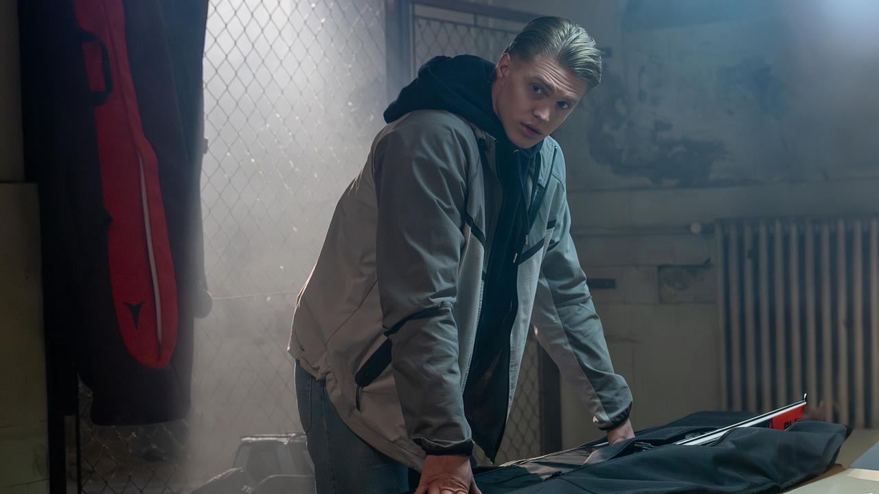 Bobby Harrer in einer Werkstatt stützt sich mit seinen Händen an einem Tisch mit Winterausrüstung.