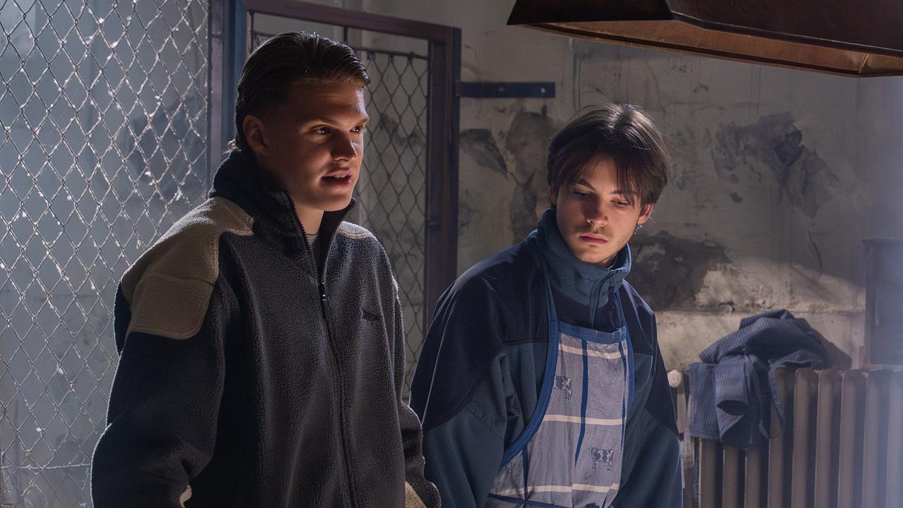 Bobby Harrer und Luca Rossi stehen nebeneinander in einer Werkstatt.