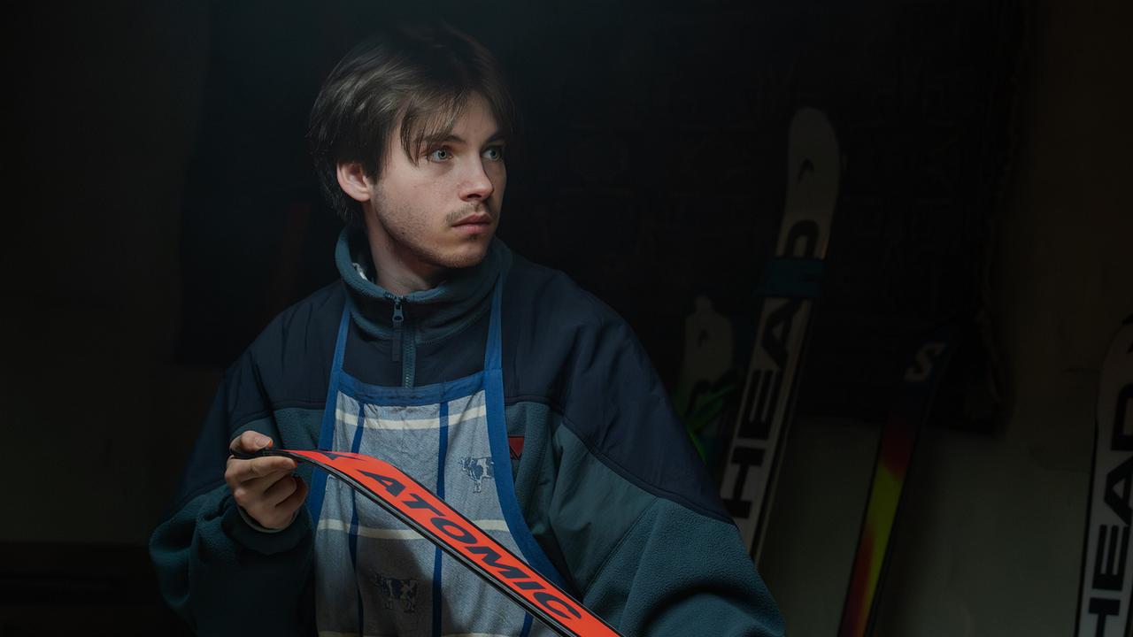 Luca Rossi arbeitet in einer dunklen Werkstatt an einem Ski.