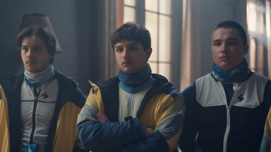 Luca Rossi, Nikki Auer und Georg Stoiber  stehen in Trainingsbekleidung in einem Raum.