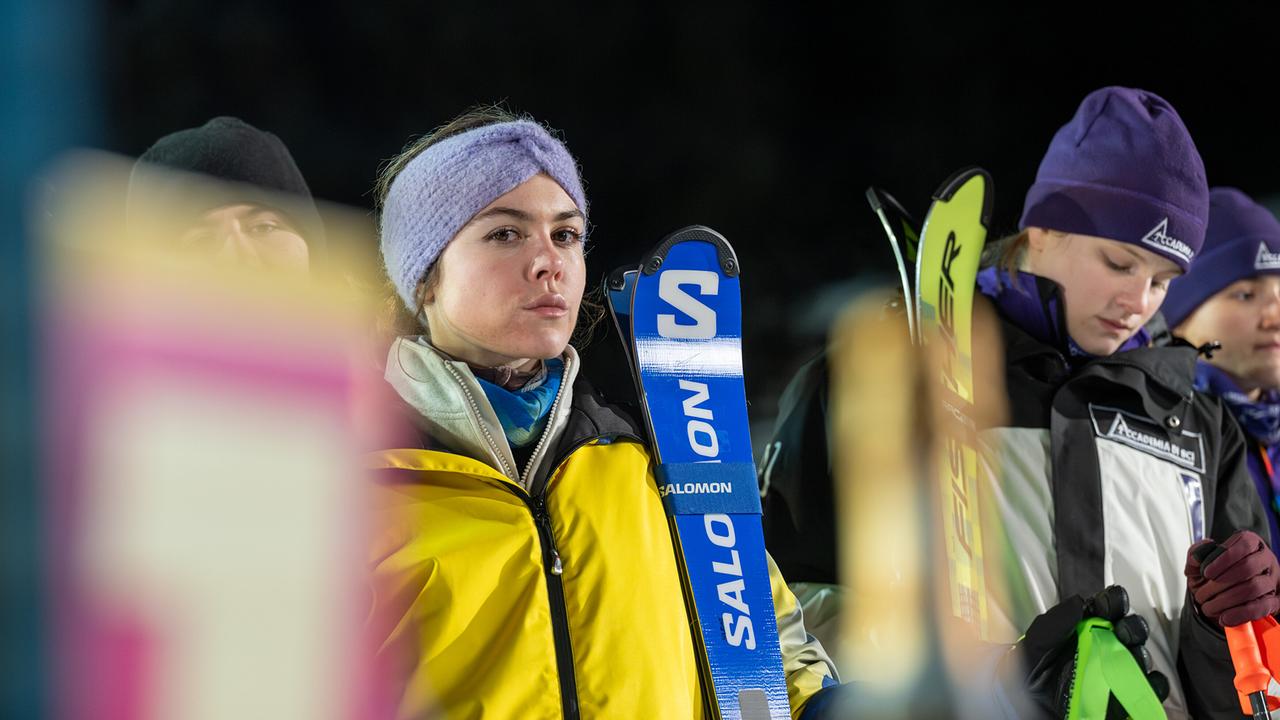 Solenn Eden, Dani Strobl und weitere Teammitglieder stehen nachts mit Skiern in der Hand im Freien.