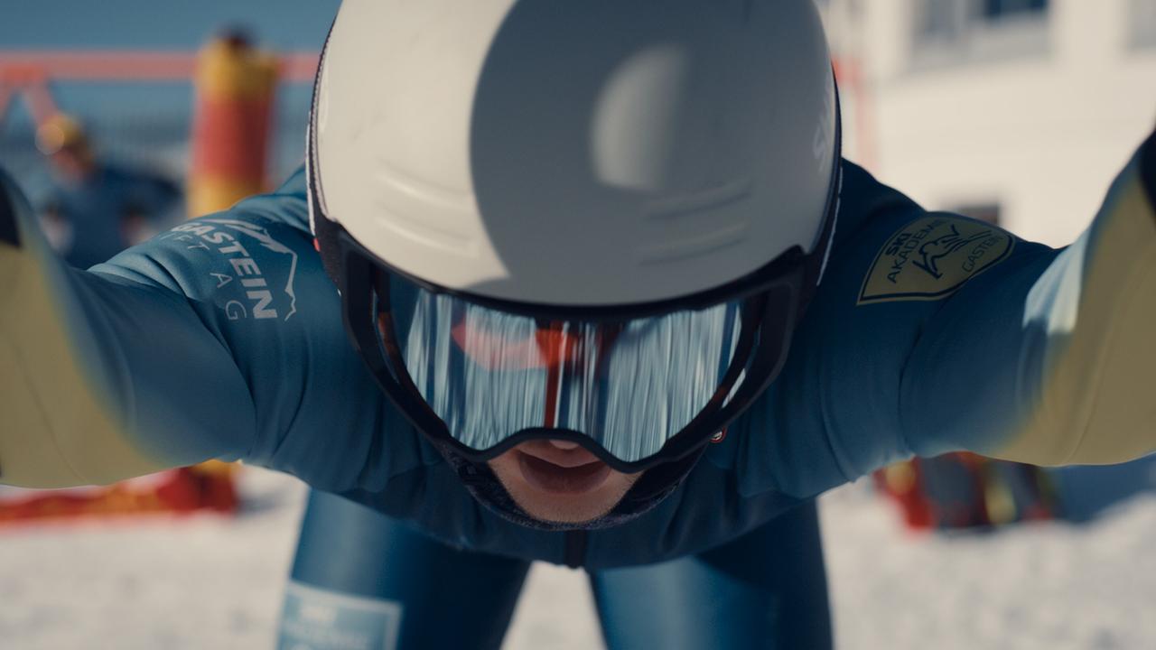 © ORF/BR/Superfilm Skirennläufer Nikki Auer beugt sich im Startgate kraftvoll nach vorne, bereit zum Rennstart.