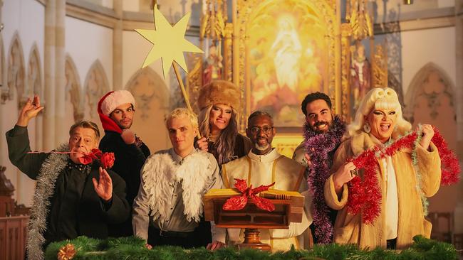 © ORF/Golden Girls Film/Flo Hanatschek Gruppenfoto mit Hans, Tom, Sebastian, Francine, Pater Ramson, Marko und Zola, alle weihnachtllich gekleidet, stehen an einem Altar in einer Kirche.
