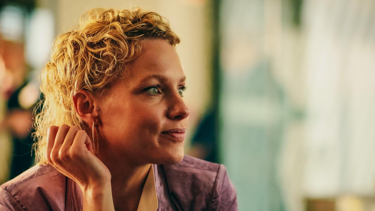 Silvia Holzbauer blickt aufmerksam in der Flughafenlounge umher.