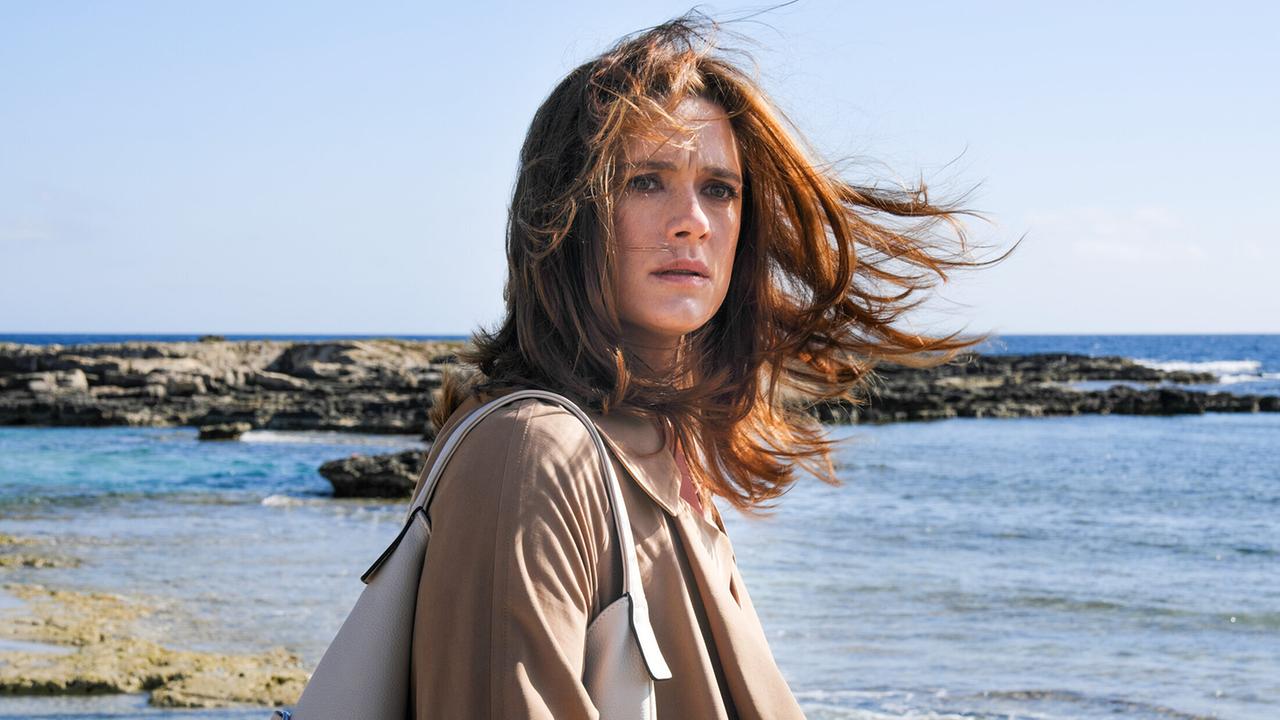 "Der Schwarm - Folge 5": Tina Lund (Krista Kosonen) schaut ungläubig auf das sich auftürmende Meer.