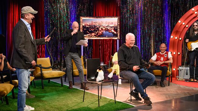 Herbert Prohaska und Toni Polster bei einem Spiel im "Seitenwechsel"-Studio. Im Hintergrund steht Christoph Grissemann und sitzen Peter Filzmeier und Lou Lorenz-Dittlbacher. 