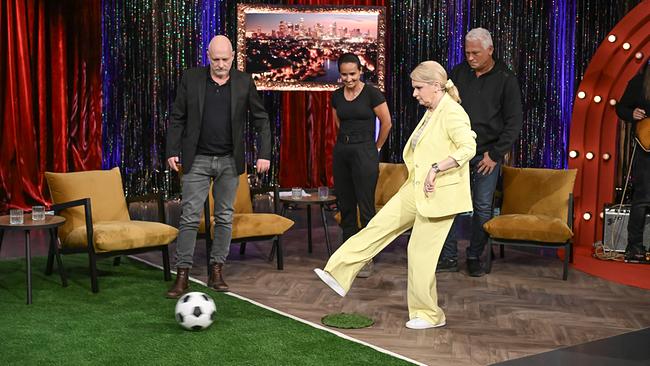 Lou Lorenz-Dittlbacher beim Torwandschießen im "Seitenwechsel"-Studio