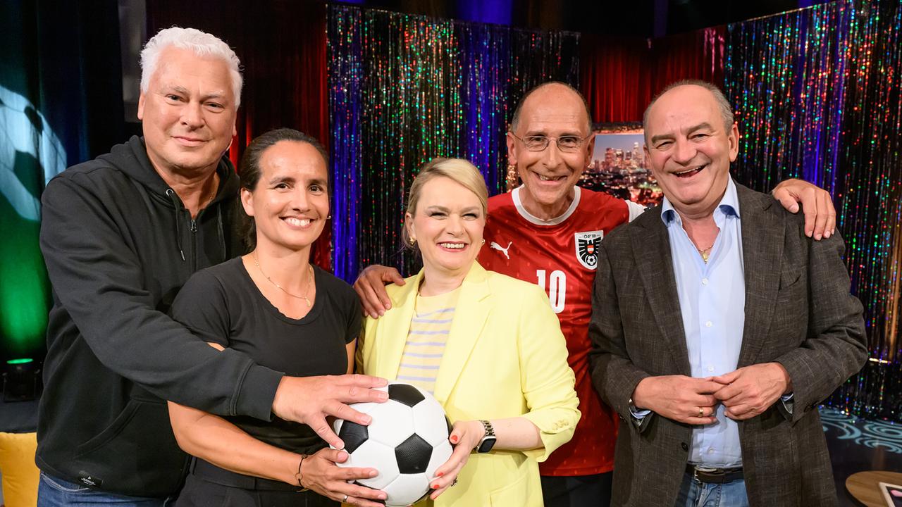 Gruppenfoto mit Toni Polster, Irene Fuhrmann, Lou Lorenz-Dittlbacher, Peter Filzmaier und Herbert Prohaska mit einem Fußball in den Händen im "Seitenwechsel"-Studio