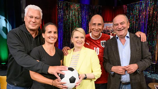 Gruppenfoto mit Toni Polster, Irene Fuhrmann, Lou Lorenz-Dittlbacher, Peter Filzmaier und Herbert Prohaska mit einem Fußball in den Händen im "Seitenwechsel"-Studio