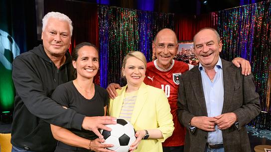 Gruppenfoto mit Toni Polster, Irene Fuhrmann, Lou Lorenz-Dittlbacher, Peter Filzmaier und Herbert Prohaska mit einem Fußball in den Händen im "Seitenwechsel"-Studio